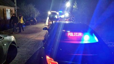 Pościg zakończył się gdy peugeot rozbił się na ogrodzeniu pod Zawichostem