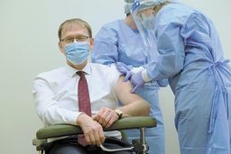 – Wiele osób ma wątpliwości, bo wierzy w niesprawdzone informacje, które przeczytają w internecie. Musimy walczyć z wieloma fake newsami. Dlatego jako pierwsi poddaliśmy się szczepieniom, żeby pokazać, że faktycznie myślimy tak, jak mówimy, kiedy zachęcamy do szczepień – mówił dr hab. n.med. Krzysztof Tomasiewicz, kierownik Kliniki Chorób Zakaźnych SPSK1, który zaszczepił się jako jeden z pierwszych.