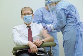 – Wiele osób ma wątpliwości, bo wierzy w niesprawdzone informacje, które przeczytają w internecie. Musimy walczyć z wieloma fake newsami. Dlatego jako pierwsi poddaliśmy się szczepieniom, żeby pokazać, że faktycznie myślimy tak, jak mówimy, kiedy zachęcamy do szczepień – mówił dr hab. n.med. Krzysztof Tomasiewicz, kierownik Kliniki Chorób Zakaźnych SPSK1, który zaszczepił się jako jeden z pierwszych.