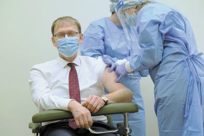 – Wiele osób ma wątpliwości, bo wierzy w niesprawdzone informacje, które przeczytają w internecie. Musimy walczyć z wieloma fake newsami. Dlatego jako pierwsi poddaliśmy się szczepieniom, żeby pokazać, że faktycznie myślimy tak, jak mówimy, kiedy zachęcamy do szczepień – mówił dr hab. n.med. Krzysztof Tomasiewicz, kierownik Kliniki Chorób Zakaźnych SPSK1, który zaszczepił się jako jeden z pierwszych.