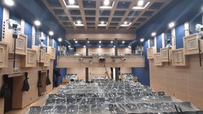 Sala widowiskowa. Jasne drewno i granat