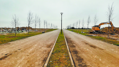 Na cmentarzu na Majdanku odwiedzający groby mogą korzystać już z nowej alejki. Jest też więcej oświetlenia i punktów czerpania wody