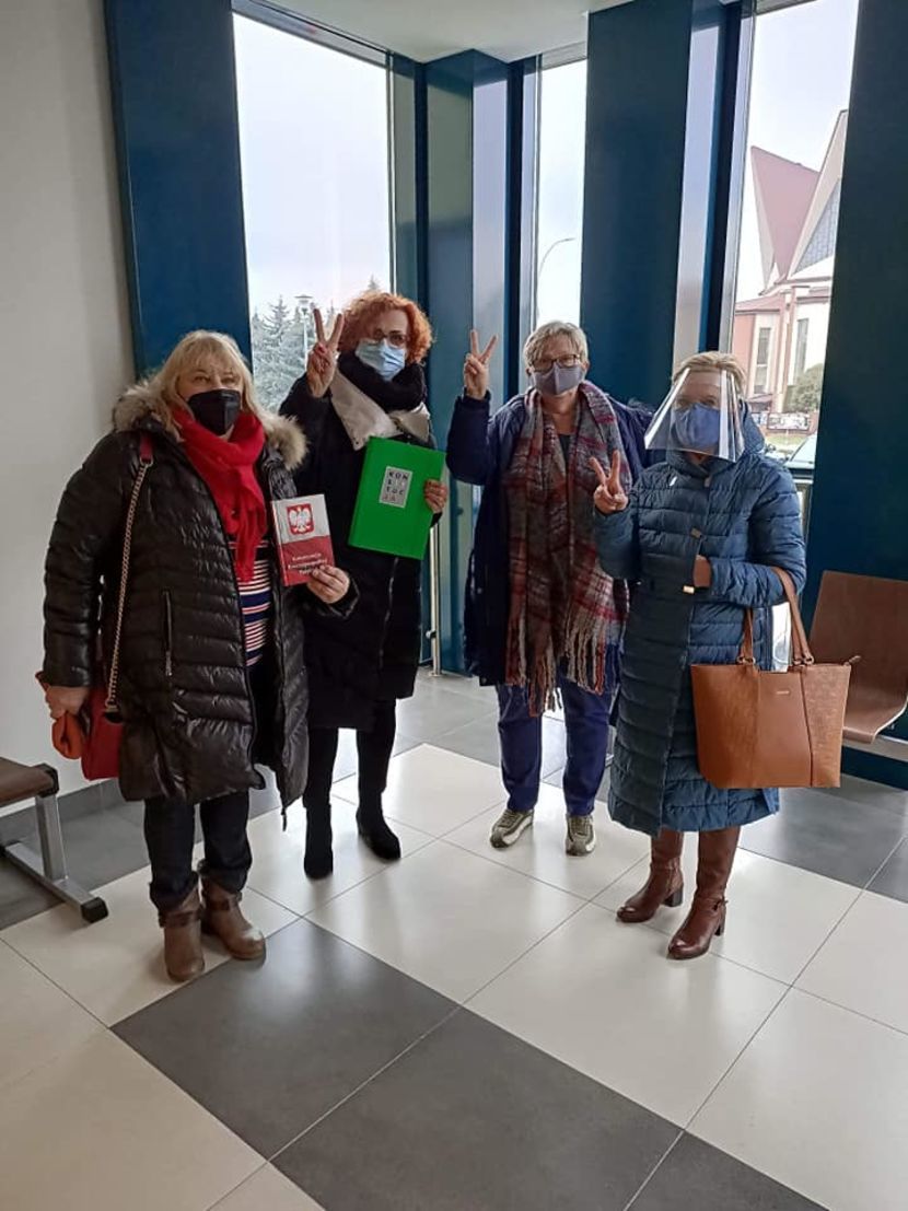 Przedstawicielki grupy opozycji ulicznej Wolni Obywatele Zamościa w sądzie po ogłoszeniu korzystnego dla Elżbiety Witkowskiej orzeczenia.