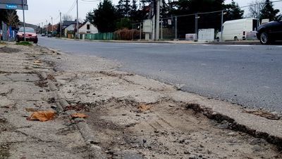 Ulica Kozienicka w Górze Puławskiej (na zdj.) oraz jej przedłużenie, czyli ul. Janowiecka mają szansę na kompleksową modernizację. Zaprojektowane zostanie m.in. odwodnienie i nowe chodniki