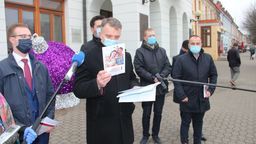 Karty bronią radni Zjednoczonej Prawicy i instytut Ordo Iuris