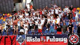 Salut rzymski czy "hajlowanie"? Kibice przekonują, że są polskimi patriotami, a ich gest nie miał nic wspólnego z hitleryzmem. Osobę, która opublikowała tę fotografię w internecie sąd uznał jednak za propagatora treści nazistowskich