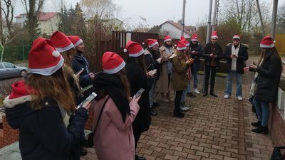 Lubelskie: Święty Mikołaj przyjechał do DPS-ów i rozdał ponad 1100 paczek potrzebującym