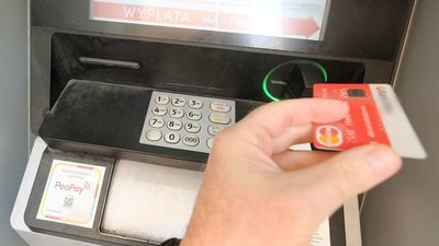 Kiedy pieniądze trafiały na konta słupów, oszuści przelewali je na kolejne rachunki. Potem wypłacali gotówkę w bankomatach