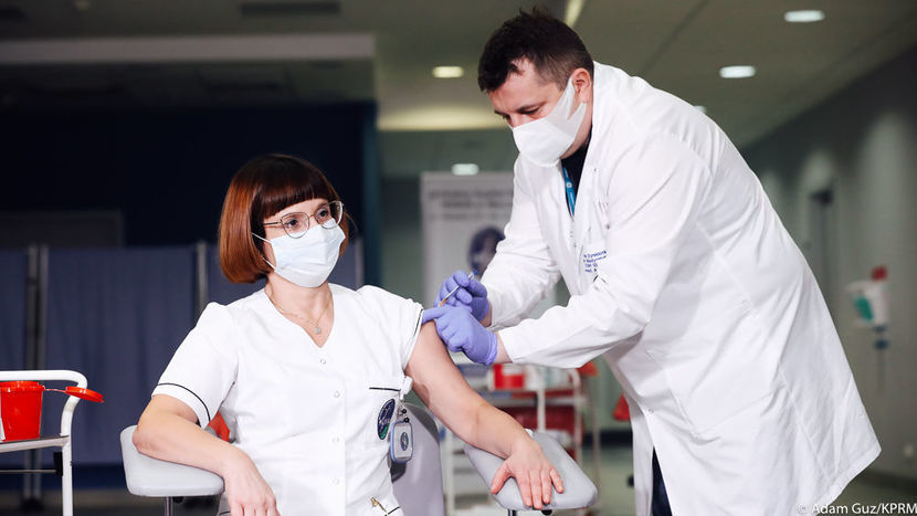 Jako pierwsza w Polsce szczepionkę otrzymała Alicja Jakubowska - Naczelna Pielęgniarka Centralnego Szpitala Klinicznego MSWiA w Warszawie