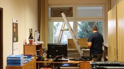 Włamanie do przedszkola przy ul. rotm. Pileckiego w Puławach zakończyło się kradzieżą ok. 2 tys. zł, uszkodzeniem drzwi, futryny oraz wybiciem jednej z szyb