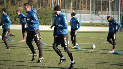 Piłkarze lidera grupy czwartej w poniedziałek wrócili do treningów