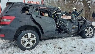 Koło Spiczyna mercedes rozbił się na drzewie. Wezwano śmigłowiec