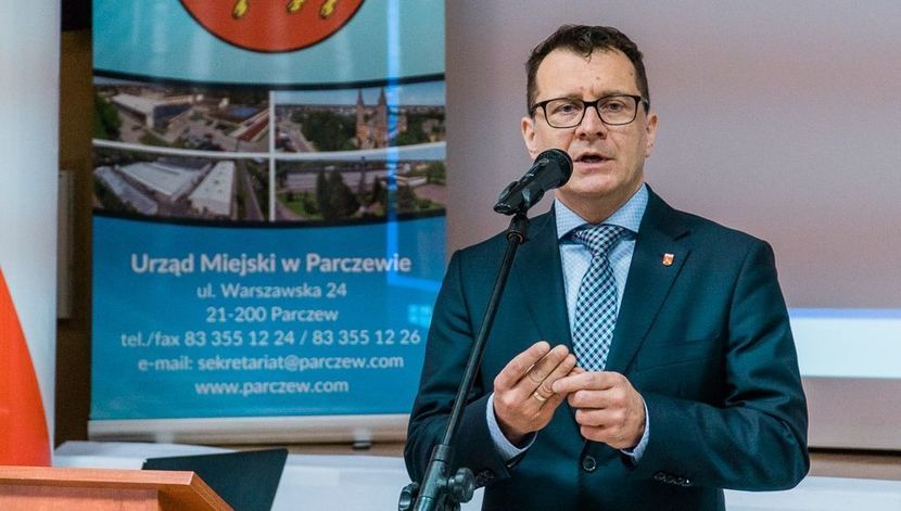 Burmistrz Paweł Kędracki tłumaczy, że ze względów zdrowotnych jest w grupie największego ryzyka zakażeniem 