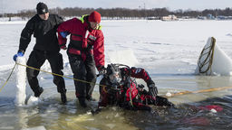 Zalew Zemborzycki skuty lodem, a w wodzie tłok [zdjęcia]