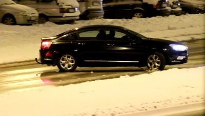 Lodowisko na ulicach Lublina. Samochody się ślizgają [wideo]