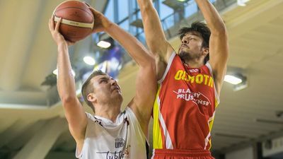 Mateusz Wiśniewski (z piłką) ma olbrzymie szanse, aby wraz z kolegami z U!NB AZS UMCS Start II Lublin awansować do pierwszej ligi

