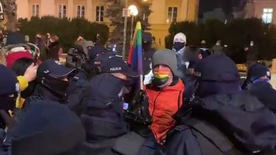Strajk kobiet. Policja wyciąga z tłumu protestujących