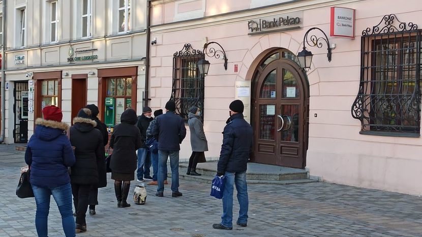 Kolejka klientów przed wejściem do banku w Lublinie