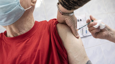 Prawie 450 tys. seniorów 80 plus chce się zaszczepić przeciw COVID-19