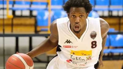 Thomas Davis (z piłką) będzie miał teraz sporo czasu na intensywną naukę taktyki Pszczółki Start