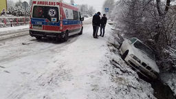 Wojsławice: Z drogi w rów. Pomogli strażacy