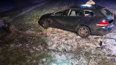 Lubelskie. Volkswagen wypadł z jezdni i uderzył w drzewo