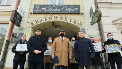 Piątkowa konferencja Konfederacji. W środku Bartłomiej Pejo