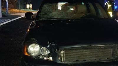 Śmiertelny wypadek w Dąbrowie Tomaszowskiej. Pieszy był na jezdni i nie miał odblasków