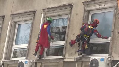 Superbohaterowie umyli okna w szpitalu. Z okazji WOŚP chcieli sprawić radość dzieciom