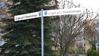 Na dęblińskim osiedlu Lotnisko swoją ulice ma większość byłych komendantów miejscowej szkoły lotniczej. Patronem jednej z nich jest (i wygląda na to, że pozostanie), gen. pil. Józef Kowalski