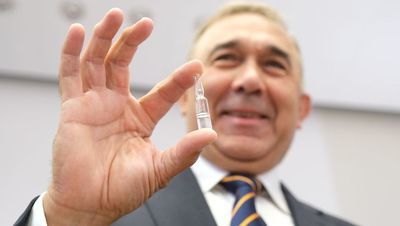 Grzegorz Czelej prezentuje "lek na covid"