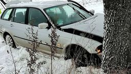 Lubelskie: Jeden kierowca zakończył jazdę w rowie, a drugi na drzewie