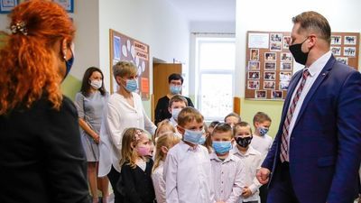 Przemysław Czarnek podczas wizyty w szkole