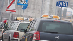 Kurs zakończony, trzeba płacić. Wybił szybę w taksówce