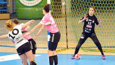 Weronika Gawlik (w czarnym stroju) w sobotę spotka się ze swoją koleżanką z reprezentacyjnej bramki