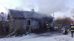 Pożar drewnianego domu w Krasnem. W jednym z pomieszczeń strażacy znaleźli ciało