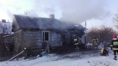 Pożar drewnianego domu w Krasnem. W jednym z pomieszczeń strażacy znaleźli ciało