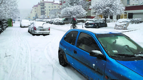 Wczoraj na ul. Rubinowej też można było zobaczyć kilka aut stojących na zakazie