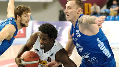 Thomas Davis (z piłką) potrzebuje czasu, aby wkomponować się w zespół

