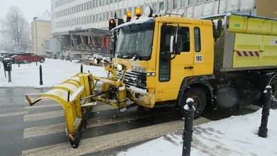 Lubelskie: Drogi zasypane pod śniegiem. Odśnieżarki wyjechały do pracy [raport drogowy]