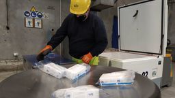 Suchy lód z Puław pomaga w zapewnieniu optymalnej temperatury przechowywania szczepionki na Covid-19.