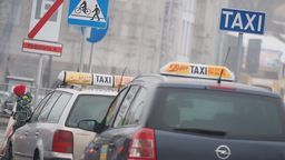 Koronawirus. Seniorzy na szczepienie pojadą taksówką, a zapłaci wójt lub burmistrz