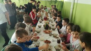 Od 2008 roku do szkoły w Bezwoli uczęszczają dzieci cudzoziemskie z ośrodka