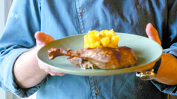 - Wiele zależało od gatunku jabłek. Można użyć klasycznych kwaśnych antonówek, można dać szarą renetę. Można także użyć słodkiego jabłka, np. złotej renety - opowiada Sylwester Lis, szef kuchni Atmosfera Caffe we Włodawie