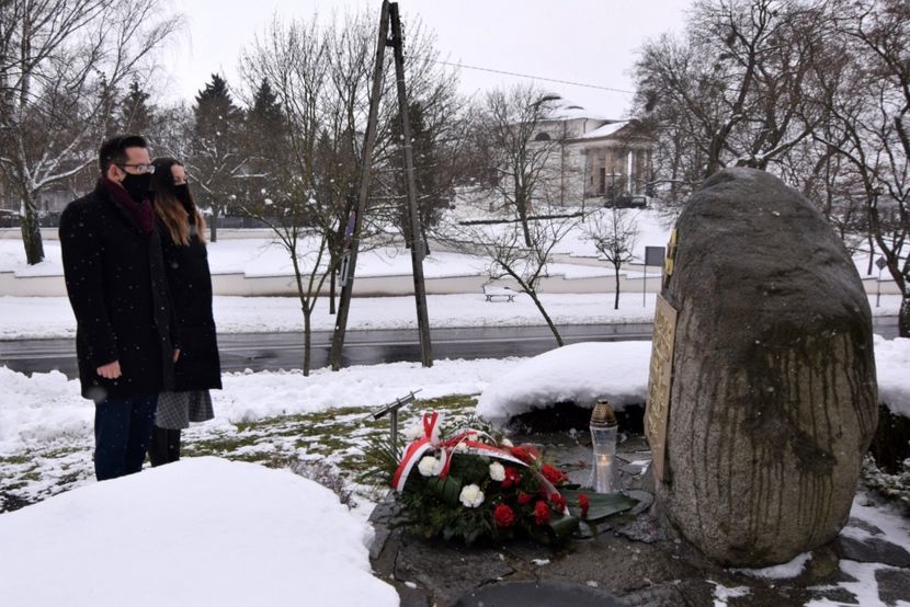 Przedstawiciele puławskiego samorządu przed pomnikiem poświęconym ofiarom Holokaustu uczcili pamięć żydowskiej społeczności, która zginęła podczas niemieckiej okupacji