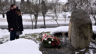 Przedstawiciele puławskiego samorządu przed pomnikiem poświęconym ofiarom Holokaustu uczcili pamięć żydowskiej społeczności, która zginęła podczas niemieckiej okupacji