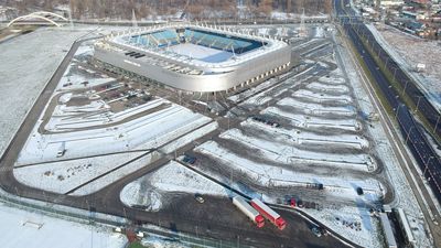– Co chwila mamy zniszczone znaki, krawężniki, sama nawierzchnia też się niszczy, latem jest niszczona przez opony driftujących samochodów. Mamy też dużo śmieci, co również generuje dodatkowe koszty – narzeka MOSiR. Tak wyglądał teren przy stadionie w piątkowe popołudnie