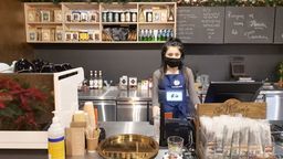 Pani Karolina z Kawiarni Kawałeczek przy al. Racławickich w Lublinie czeka na zainteresowanych pracą zdalną i organizacją spotkań biznesowych