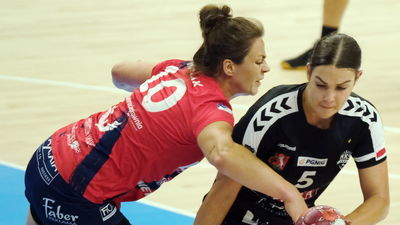 Djurdjina Malović (z piłką) nie może być zadowolona ze swojej postawy w tym sezonie

