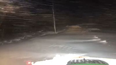 Miejscami zaspy mają nawet 1,5 metra. Tak wygląda praca operatora ciągnika z pługiem